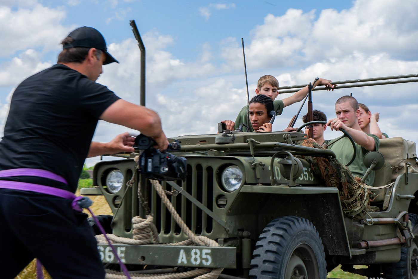 Tournage en jeep militaire, caméra à l’épaule